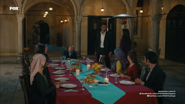 Zelal hamile olduğunu duyuruyor...