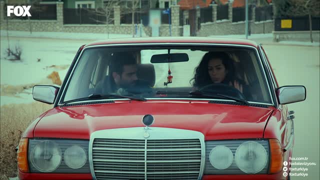 Kerim, Perihan'a araba kullanmayı öğretiyor...